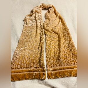 Scarf in Gold and Cream made of velvet NWOT